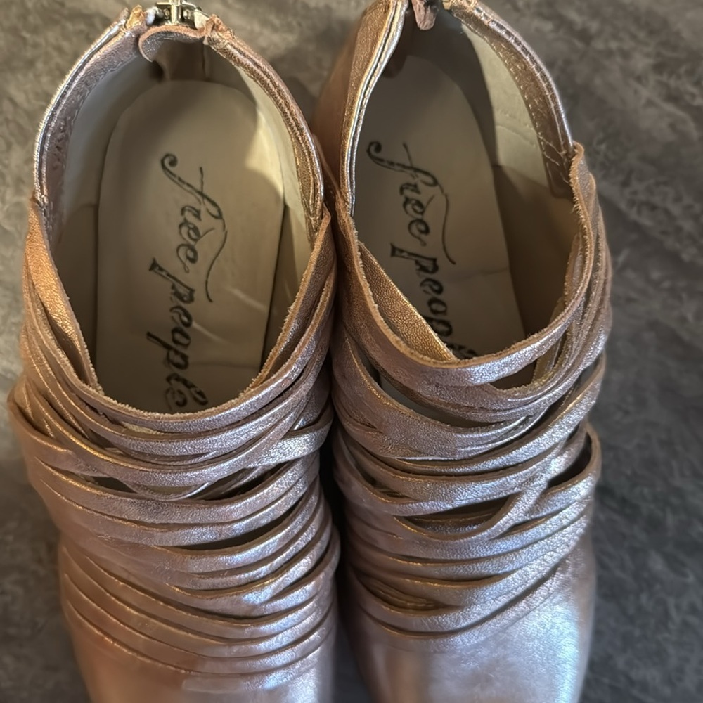FREE PEOPLE Lost Valley Leather Ankle Boots Strappy in Gold/Bronze. Size 37 - Picture 6 of 7